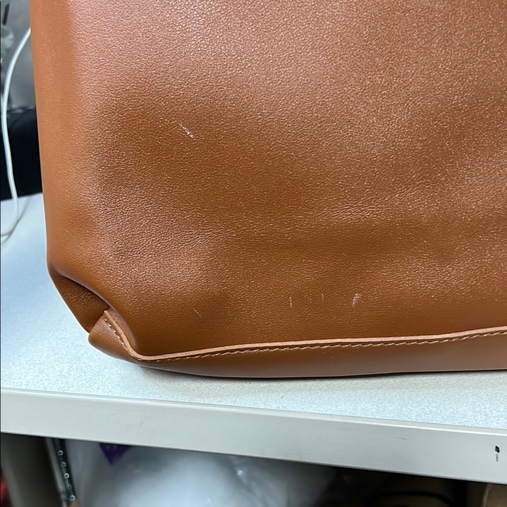 HENNY+LEV  Elegant Brown Leather Tote with Structured Design - Picture 6 of 8